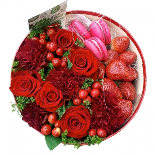 Букет в круглой коробке "Клубника и макаруны"